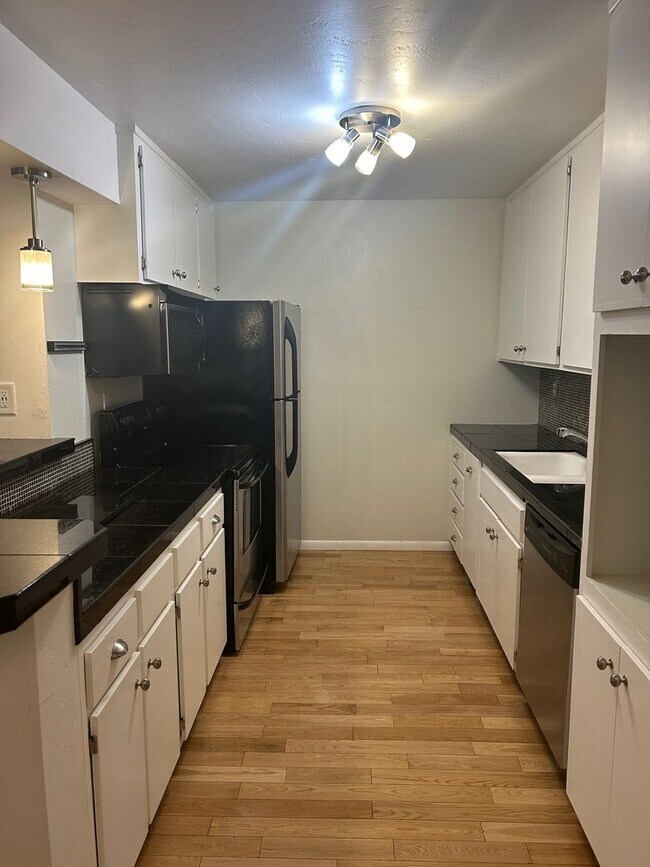 Building Photo - 570 Peach St