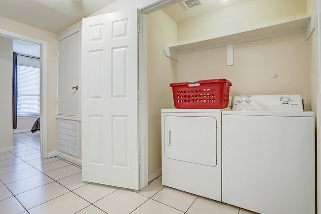 Building Photo - 2078 Laverne St