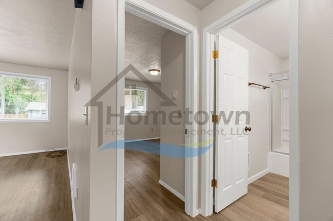 Building Photo - 2 Bedroom 1 Bath Home with Attached Garage...