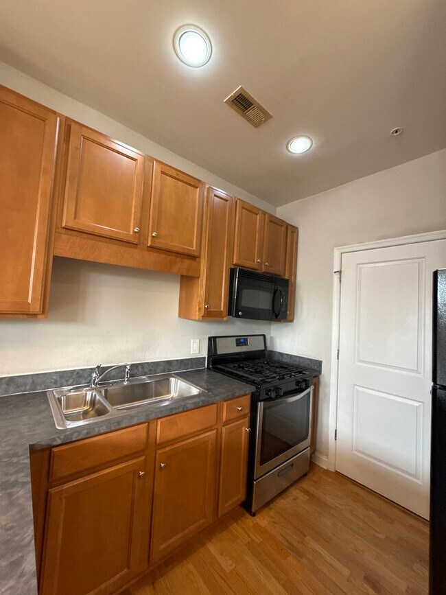 Building Photo - Elizabeth Townhome - T.R. Lawing Realty Property