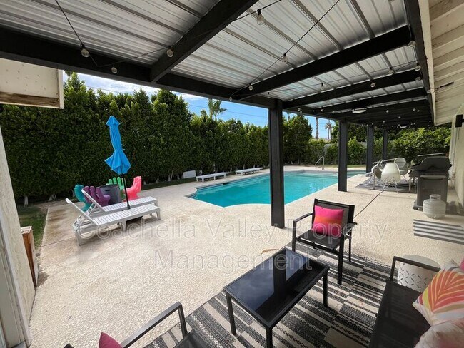 Building Photo - 2960 N Cypress Rd