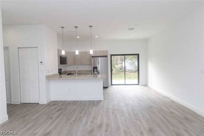 Building Photo - 1123 Deauville St E