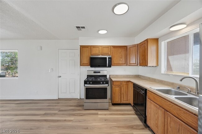 Building Photo - 1320 Gold Ave