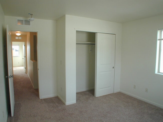 Building Photo - House For Lease
