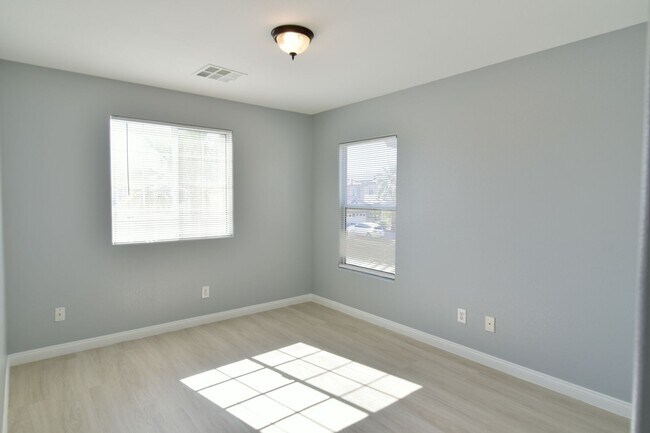 Building Photo - Spacious 4Bed/2Bath/2Car Home located in North Las Vegas w/ Pool!