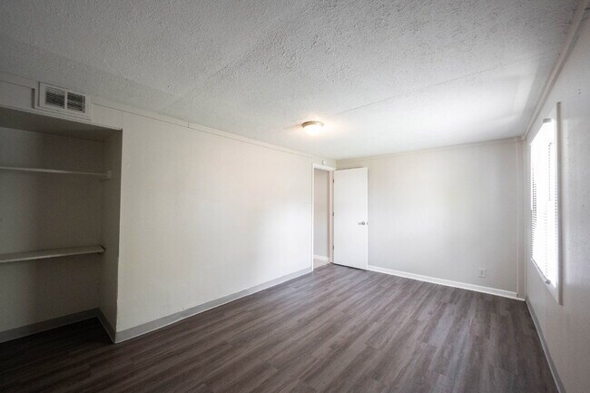 Building Photo - "Charming 3-Bed, 2-Bath Retreat in Indiana...