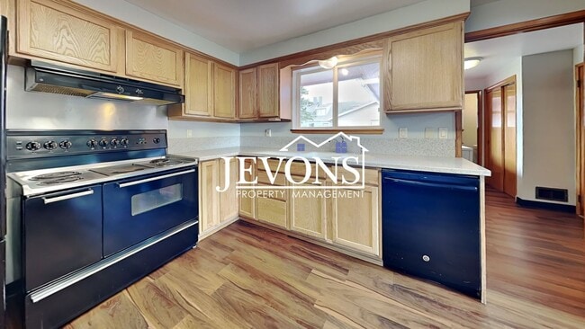 Building Photo - 223 S 79th St