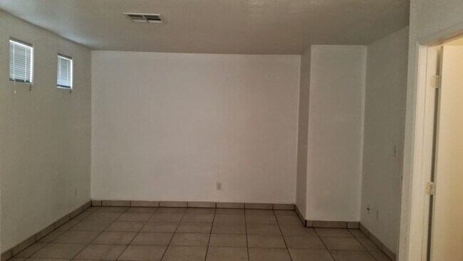 Building Photo - Spacious 4BD/3BA Home with Mountain Views ...