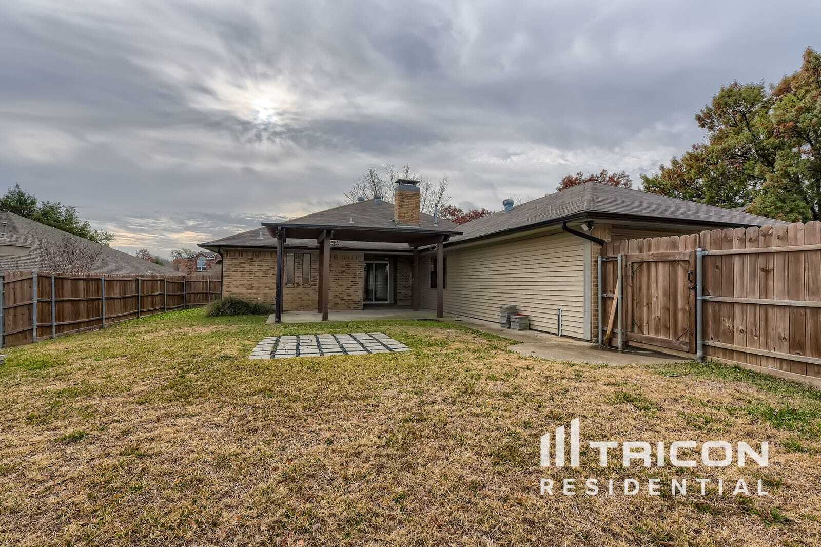 Building Photo - 207 Tanglewood Dr