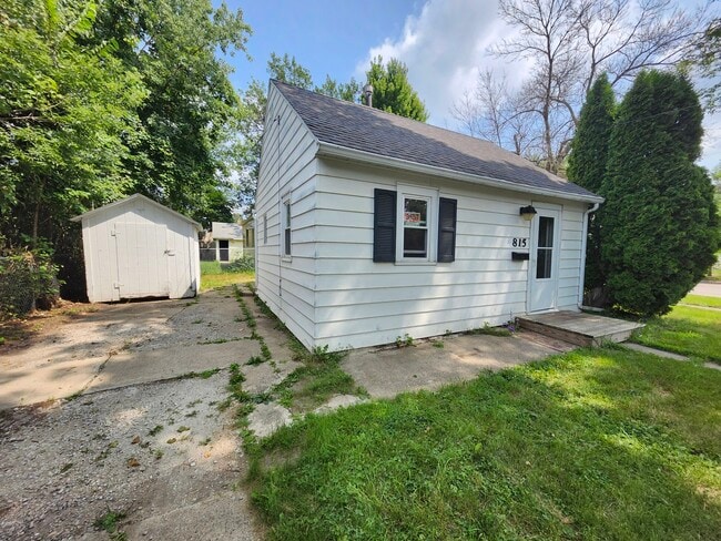 Primary Photo - 815 9th Ave SE