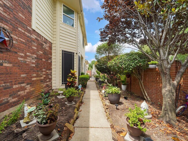 Building Photo - 14402 Westbury Ct