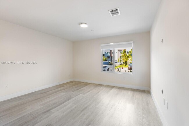 Building Photo - 2505 NE 193rd St