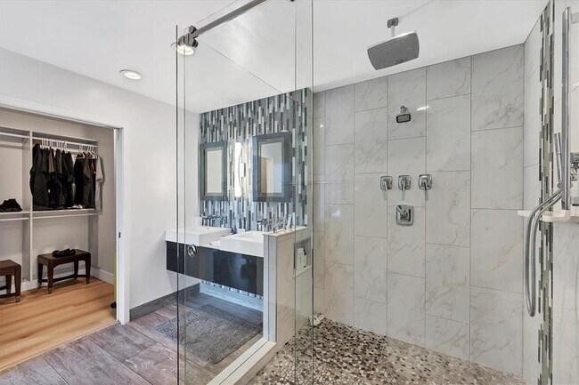 Building Photo - 525 E Jackson St