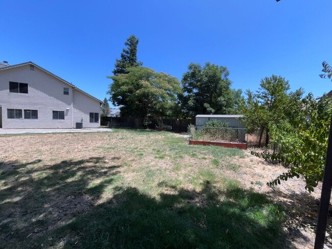 Building Photo - Two Story, 4BR/2.5BA, Very Large Backyard ...