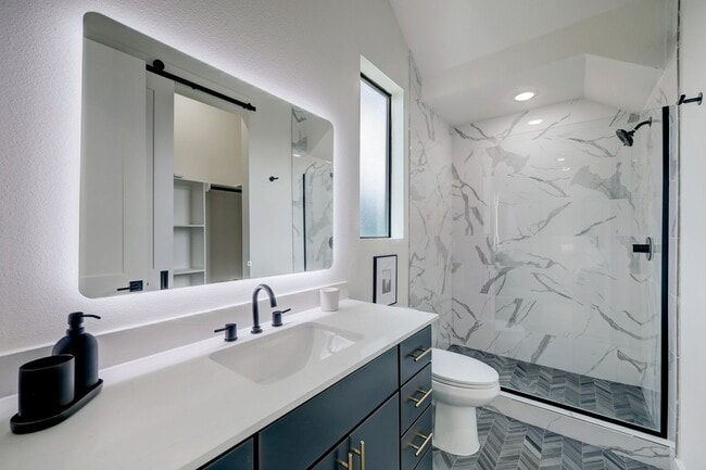 Building Photo - University Oaks – Modern Luxury Living in the Heart of Houston