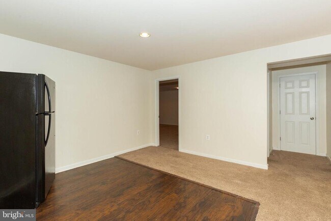 Building Photo - 15 Flag Ct