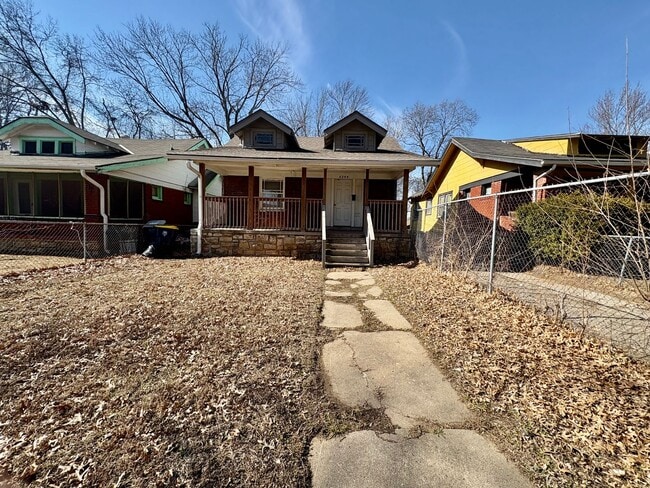 Building Photo - Spacious 2-Bedroom + Den Home with Ample Parking & Backyard!