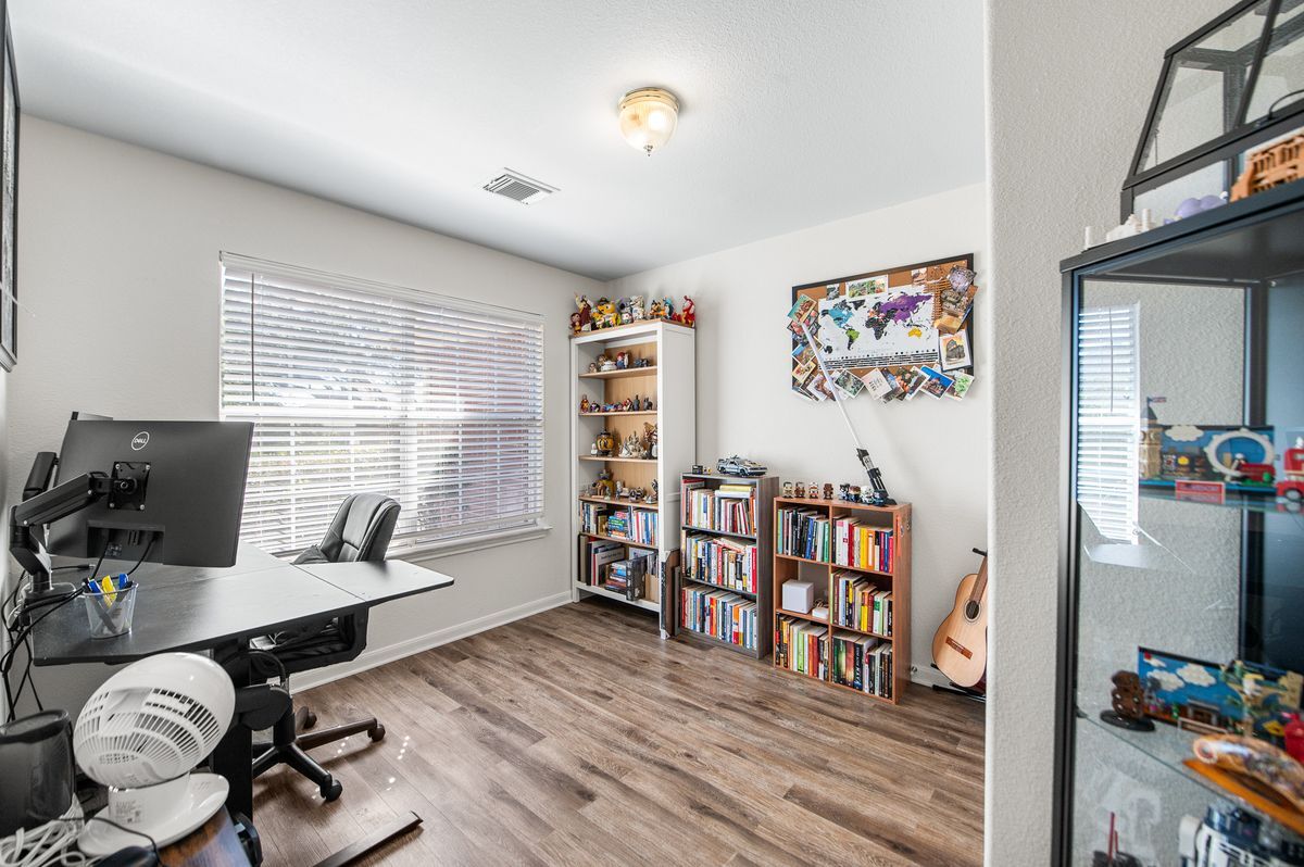 Building Photo - 13839 Bent Ridge Dr