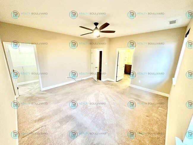 Building Photo - 1/2 Month Free! Spacious 4-Bedroom Gem in ...