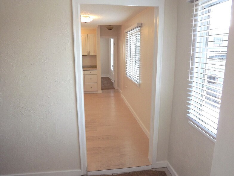 Building Photo - 115 N Park St