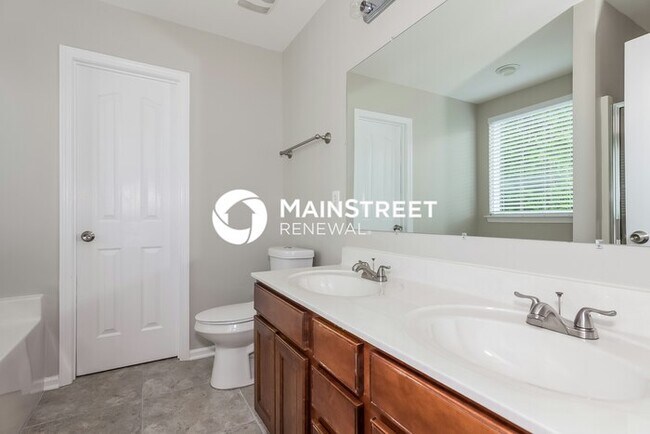 Building Photo - 3 Bedroom Pet-Friendly Home in Charlotte, NC with Main Street Renewal
