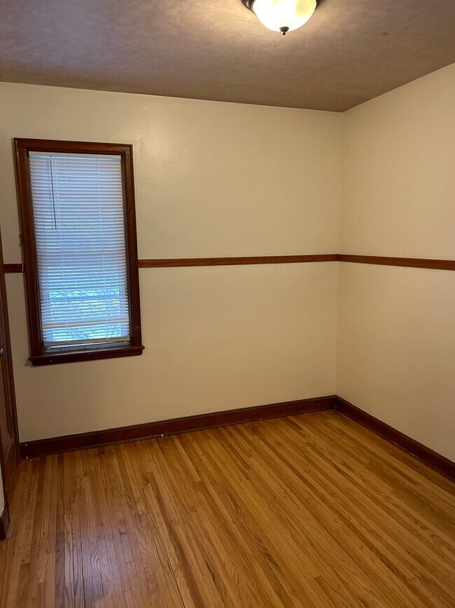 Building Photo - Spacious 3 bedroom 2 bathroom single famil...