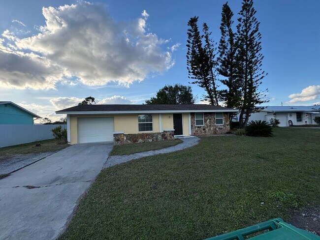 Building Photo - Spacious 2/2 with a garage available until AUGUST