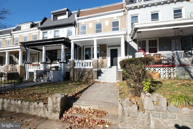 Building Photo - 727 Otis Pl NW