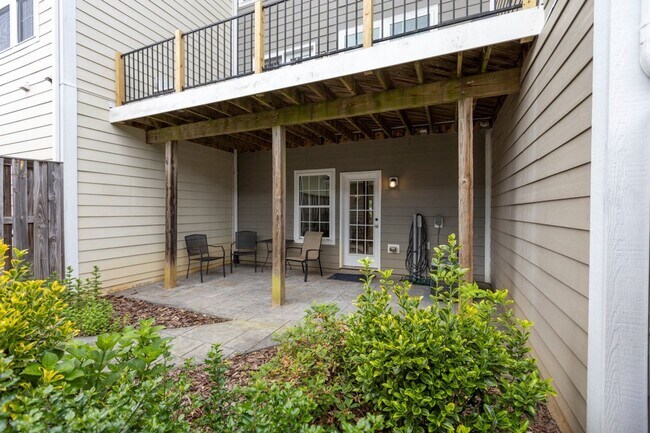 Building Photo - 703 Rainier Rd