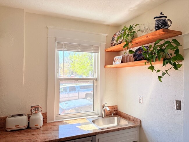 Building Photo - Charming 2 Bed 1 Bath Duplex in West Highlands