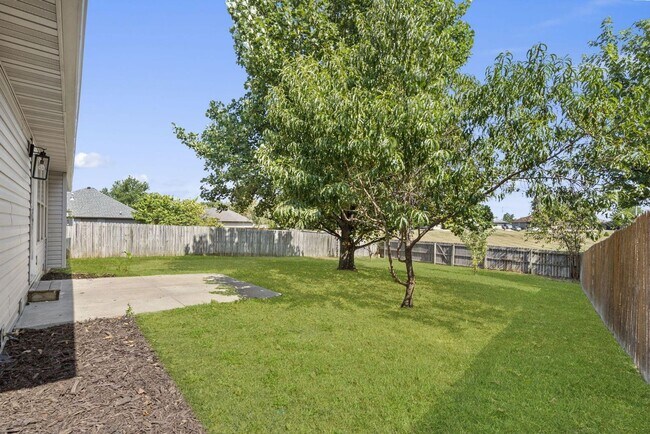 Building Photo - Newly Remodeled! | 4 Bedroom | 2 Bathroom | 2 Car Garage | 1,700 sq ft home | Fenced in back yard...