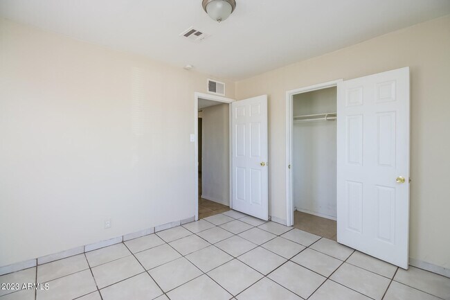 Building Photo - 4610 S 21st St