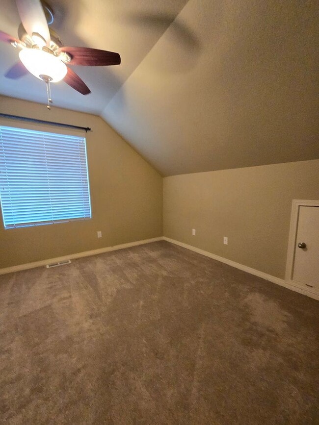 Building Photo - Small Dog Friendly 2 Bedroom 1.5 Bath Hous...