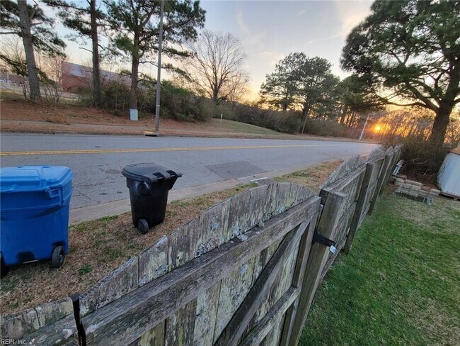 Building Photo - 921 Martingale Ct