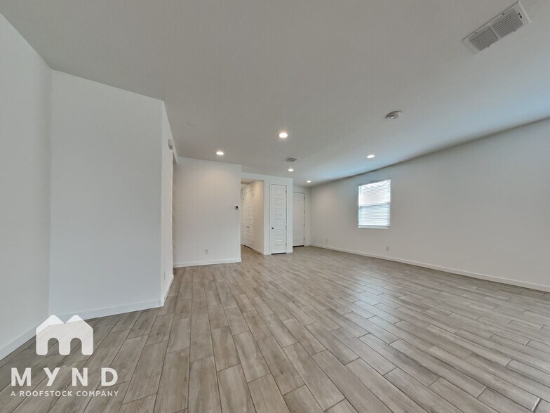 Building Photo - 9513 W Turney Ave