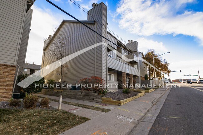 Building Photo - Stylish Updated Studio with Washer/Dryer a...