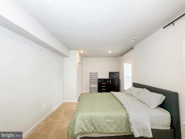 Building Photo - 6717 Glenhurst Dr