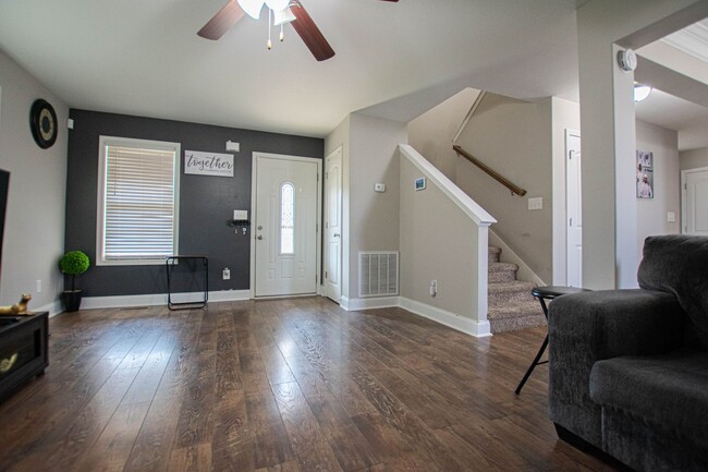 Building Photo - Pet Friendly Three Bedroom!