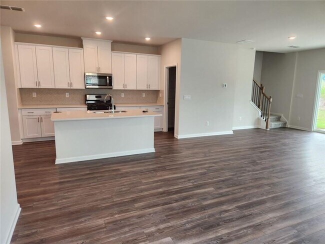 Building Photo - 1050 Sunny Lk Dr
