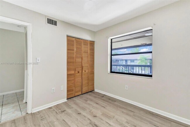 Building Photo - 6020 Shaker Wood Cir