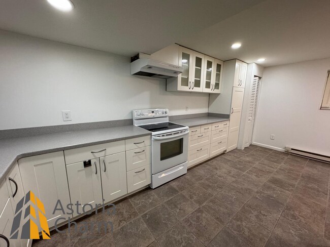 Building Photo - Spacious 5 Bedroom 3 Bath + Den Single Family Detached Home