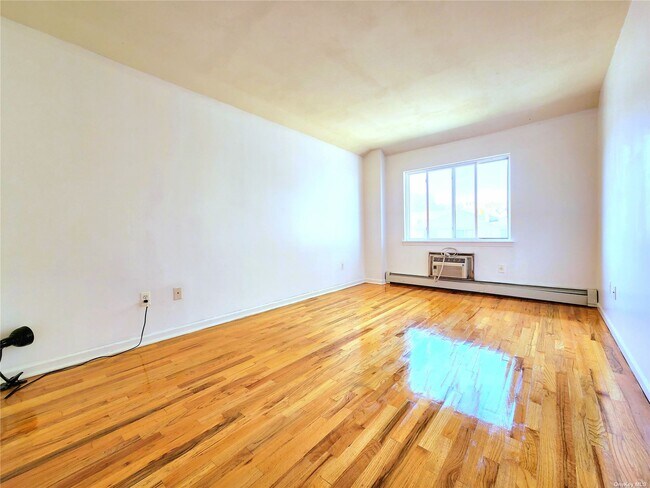 Building Photo - 96-03-96-91 91st Ave