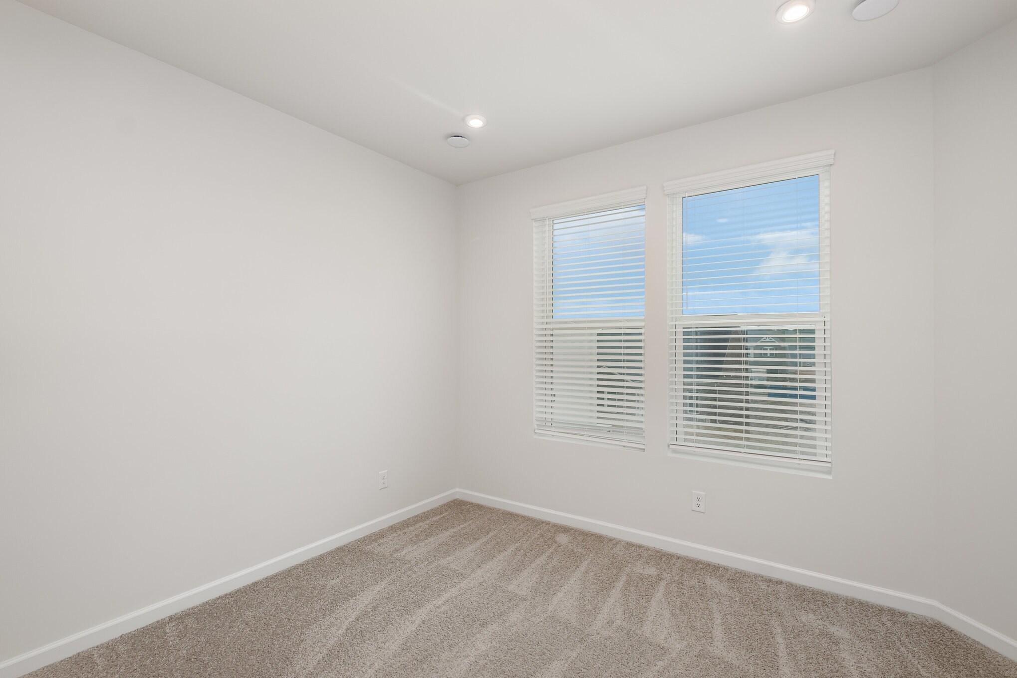 Building Photo - 605 Club View Way