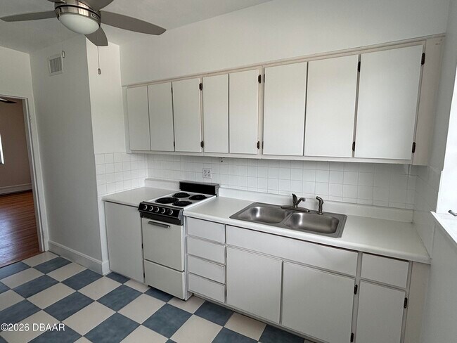 Building Photo - 500 S Beach St
