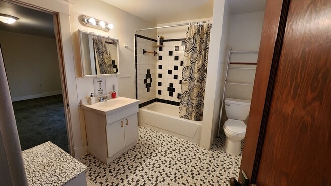 Bathroom - 6909 Linden Ave