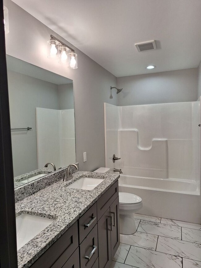 Building Photo - NEW DUPLEX Conveniently located to 40 West