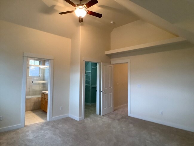 Building Photo - Three bed home with Den/Office in beautifu...