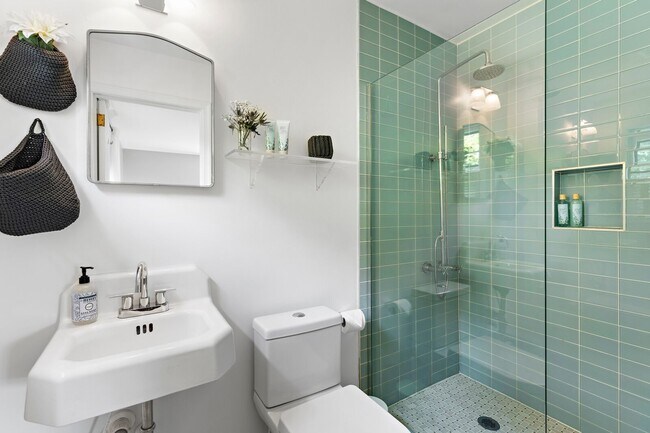 Building Photo - Fully Furnished Home, Short Term Leases Op...