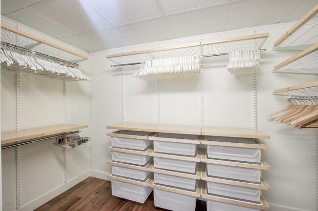 Building Photo - 3 Level Loft at Plant 51- 2 Bed/2 Bath - Exposed Brick