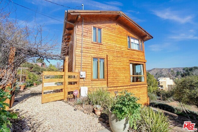 Building Photo - 1850 Olivera Dr